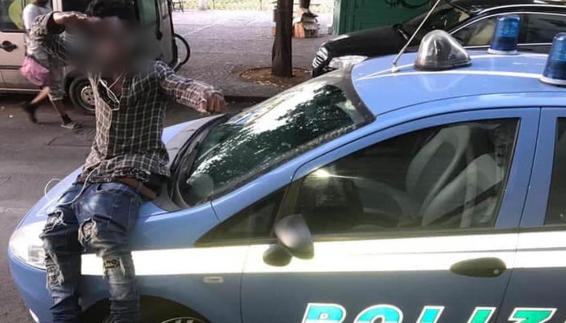 Si Sdraia Sull Auto Della Polizia E Mette Le Foto Su Facebook