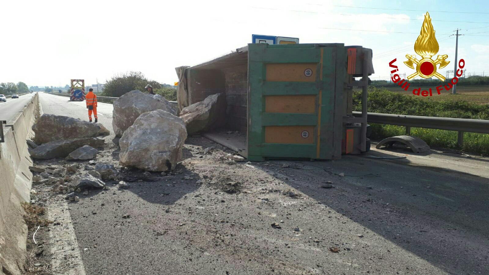 Camion Con Blocchi Di Pietra Si Ribalta Autista Ferito