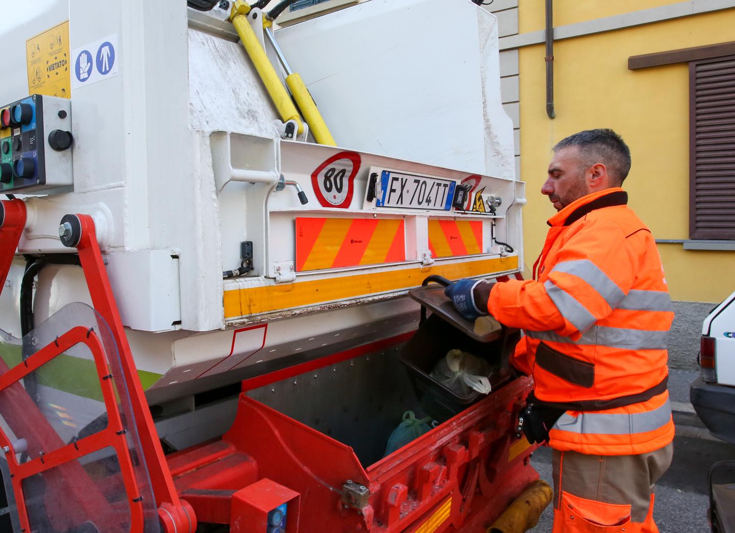 Livorno da lunedì 4 maggio riprende la raccolta del vetro porta a porta