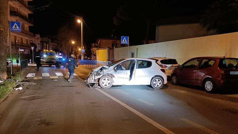 Auto Contro Un Albero In Via Montebello Illeso Il Conducente