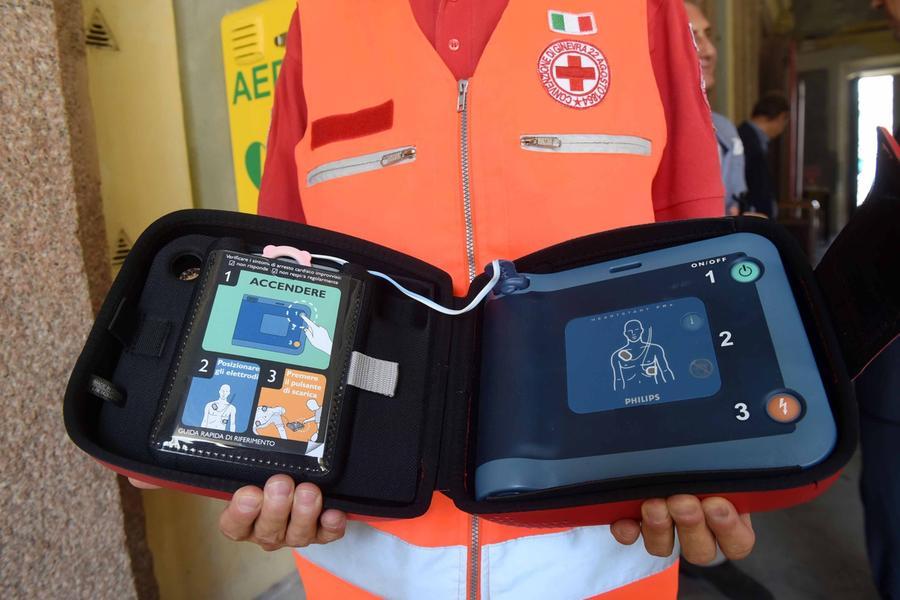 A Lezione Di Sicurezza Per Imparare A Utilizzare Un Defibrillatore