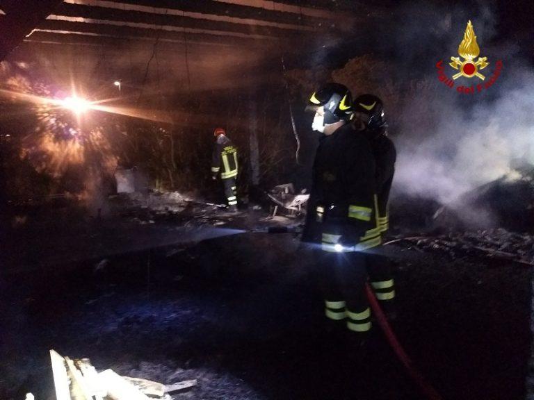 Tettoia A Fuoco Nella Notte Distrutti Due Scooter E Un Auto