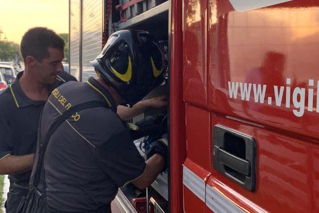 Muore Una Donna Incendio In Casa A Bibbona Ustionato Vigile Del Fuoco