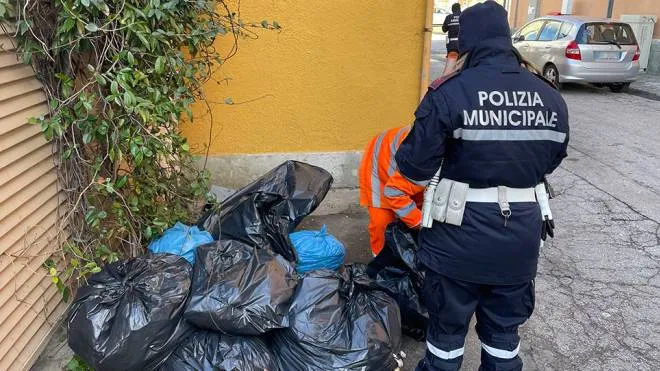 Livorno sacchi contententi rifiuti abbandonati fuori dall'isola ecologica in Venezia