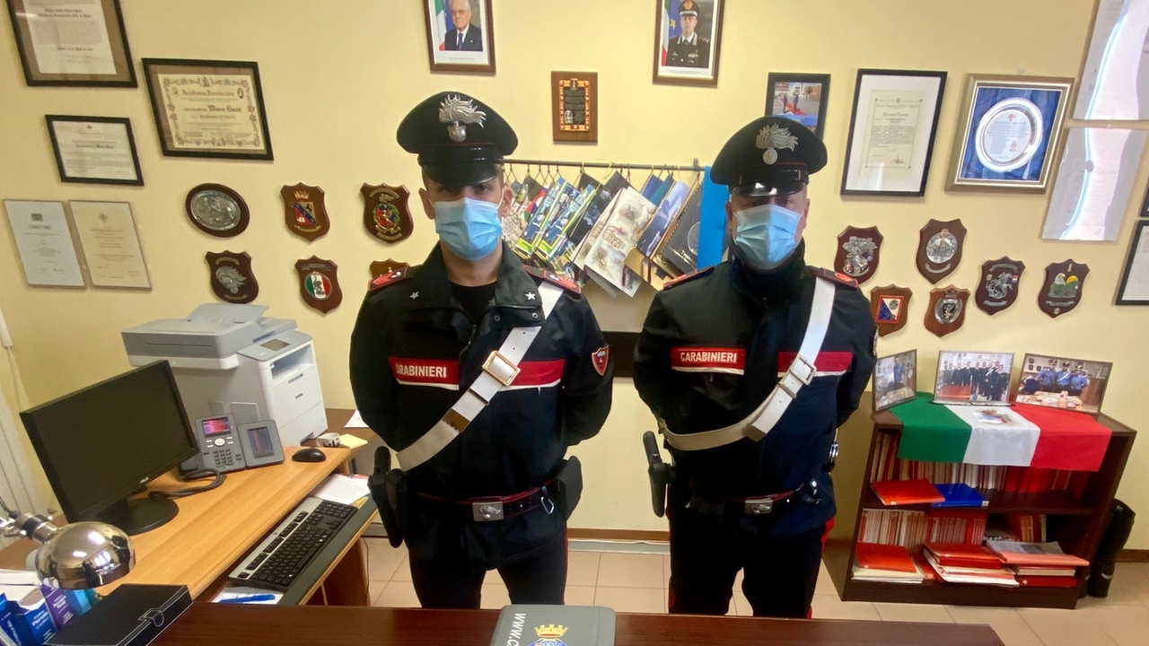 I carabinieri con lo stupefacente sequestrato al giovane