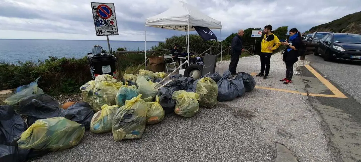 Cento sacchi raccolti in un anno: "Pedalo ogni giorno per rendere pulita la mia città"