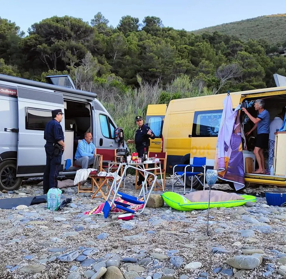 Camper in spiaggia Doppia multa per le irregolarità