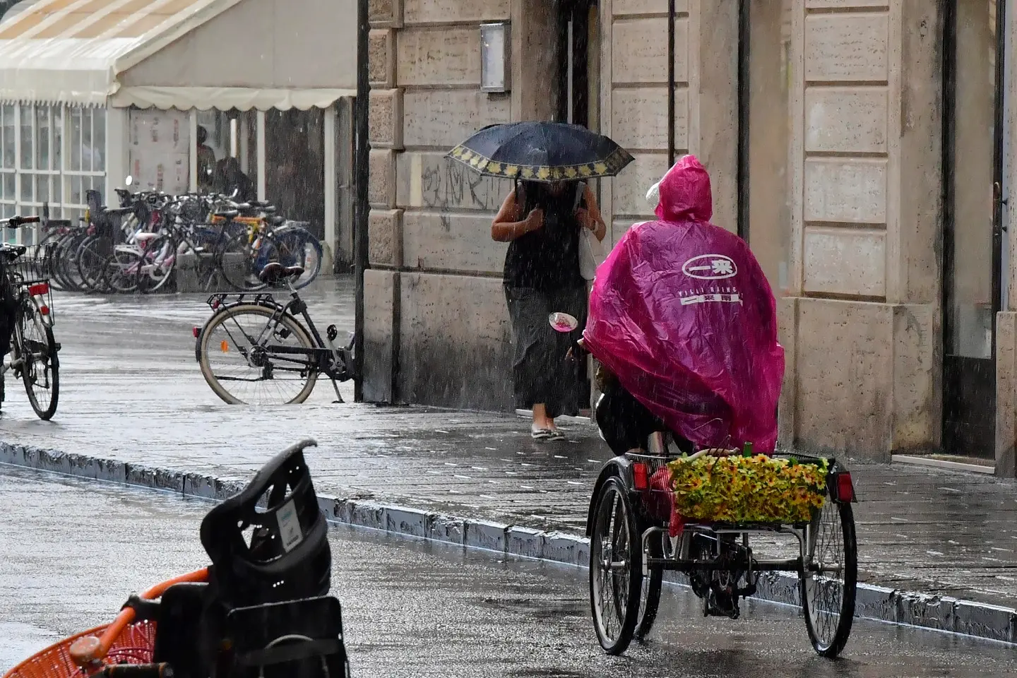 Livorno, forte acquazzone in città. Prosegue l'allerta gialla / FOTO