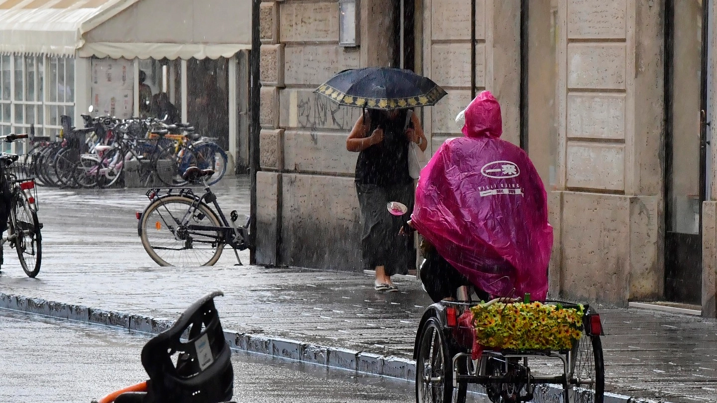 L'acquazzone a Livorno nella mattina di venerdì 6 luglio (Foto Novi)