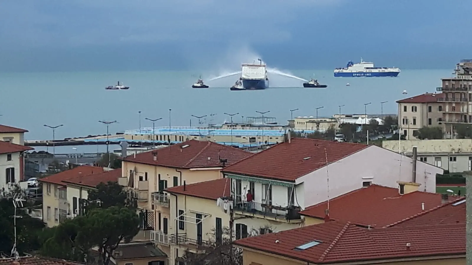 Incendio a bordo, paura sulla motonave al largo del porto di Livorno