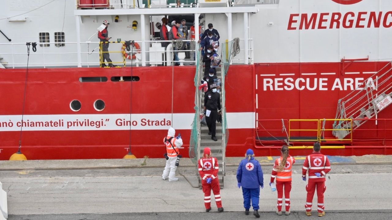 Nave Emergency in porto a Livorno (Foto Novi)