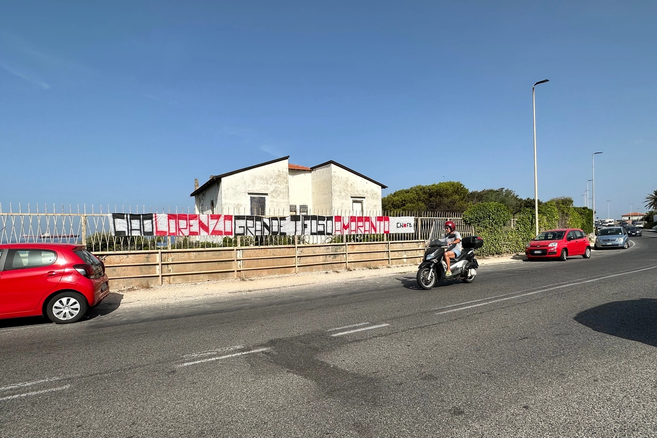 Striscioni e fiori sul luogo dell’incidente costato la vita a Lorenzo Filippi (Foto Novi)