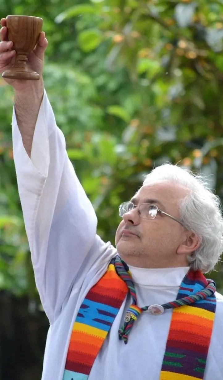 Ciao don Franceso Fiordaliso, il prete degli ultimi Il duomo gremito, l’ultimo abbraccio dei suoi scout