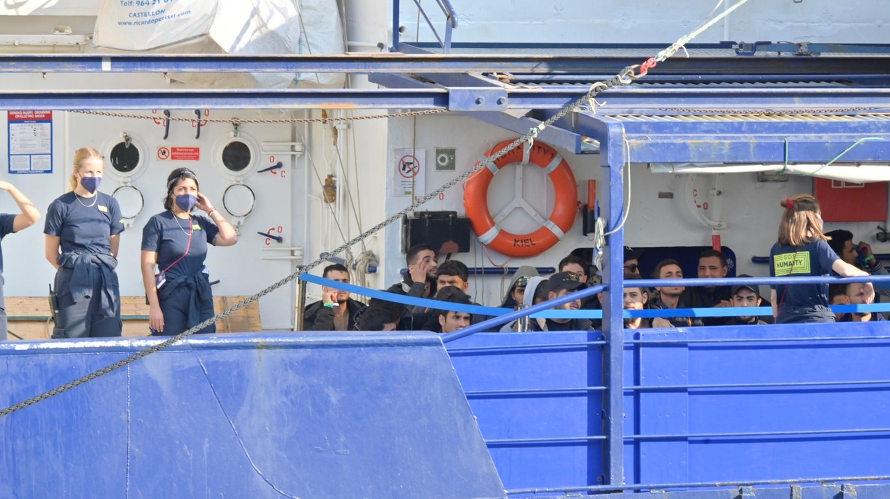 La nave “Humanity 1” al porto di Livorno