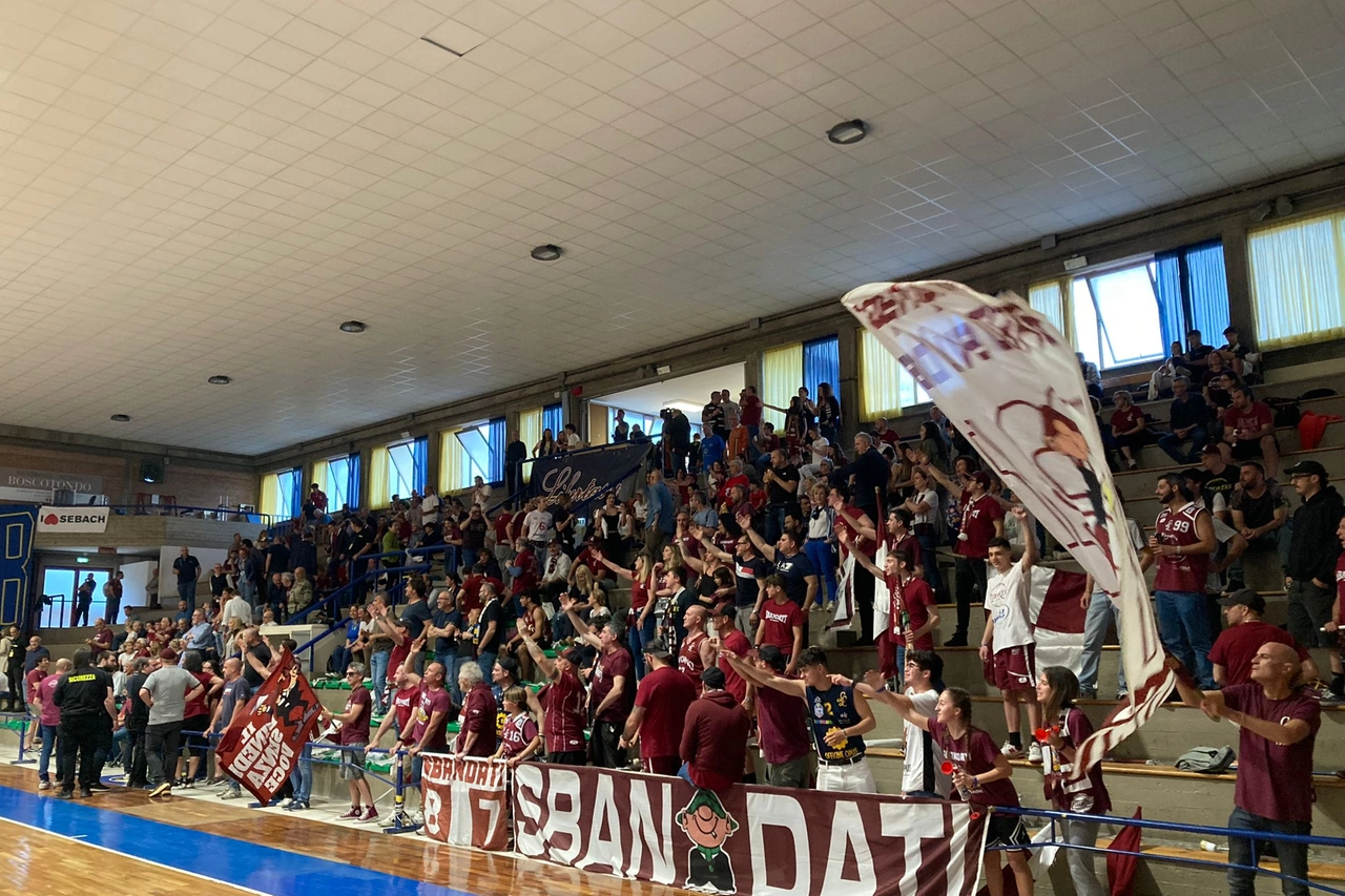 I tifosi della Libertas a Castelfiorentino (Foto Luca Borgianni/Germogli)