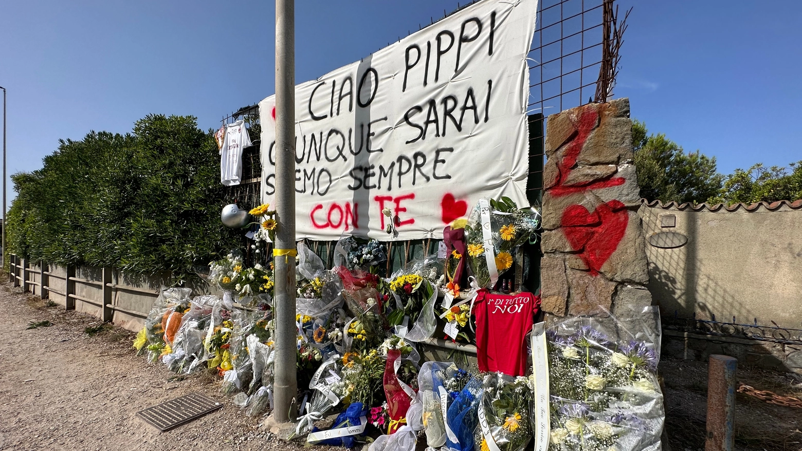 Striscioni e fiori sul luogo dell’incidente costato la vita a Lorenzo Filippi (Foto Novi)