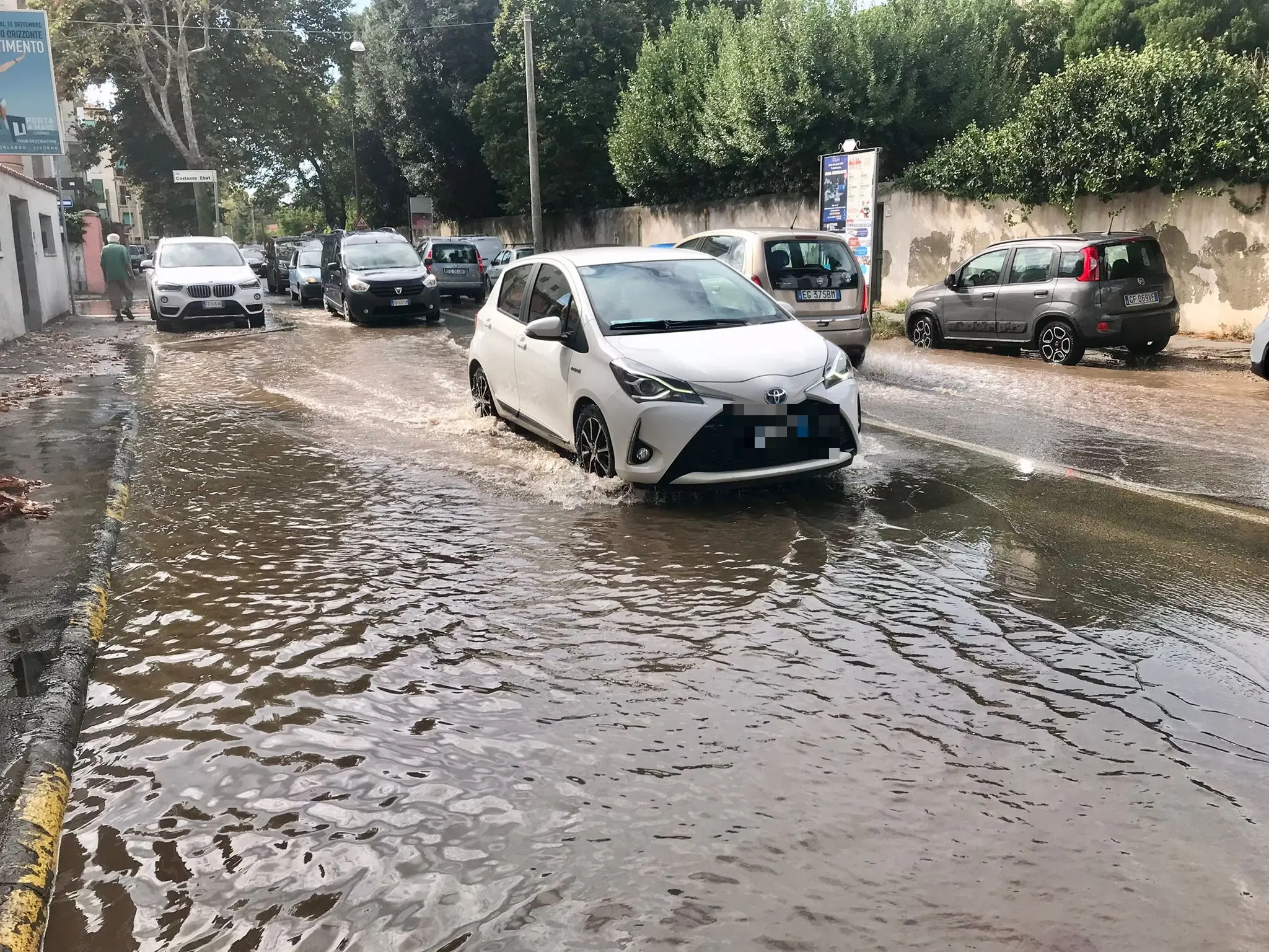 Livorno, strada allagata: si rompe un tubo in via Montebello