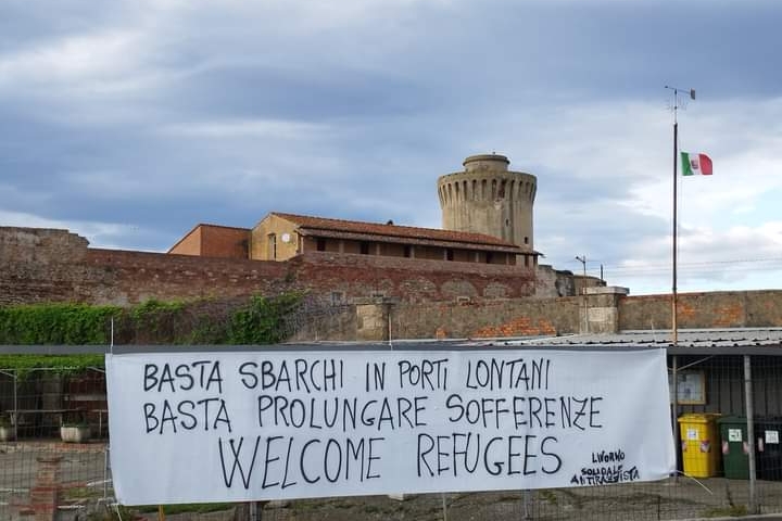 Striscione nei pressi del porto