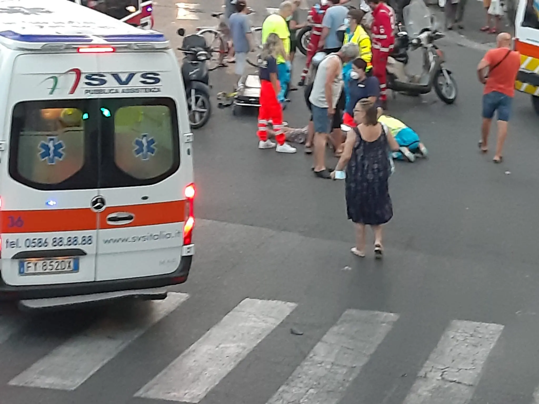 Scontro tra due scooter e una bicicletta a Livorno: cinque feriti / VIDEO