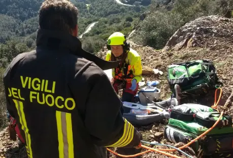 Escursionista cade e fa un volo di 15 metri