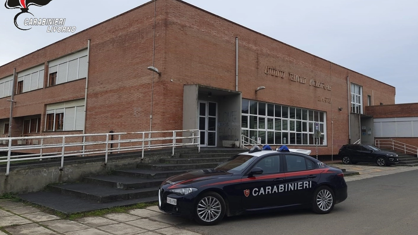 I carabinieri davanti a scuola