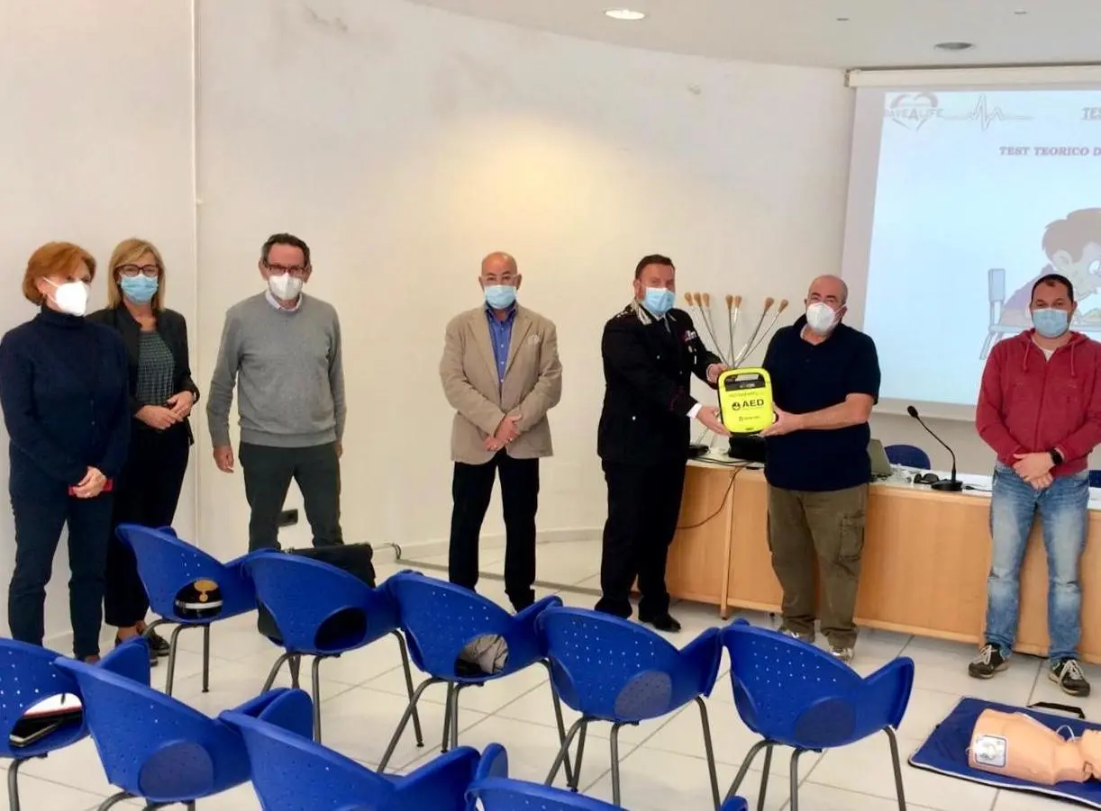 Anche i carabinieri dotati di defibrillatore