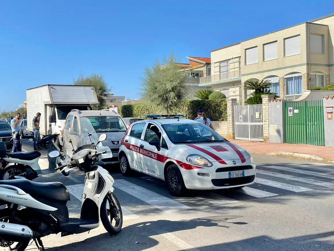 Livorno, auto dei vigili urbani viene tamponata e investe famiglia sulle strisce