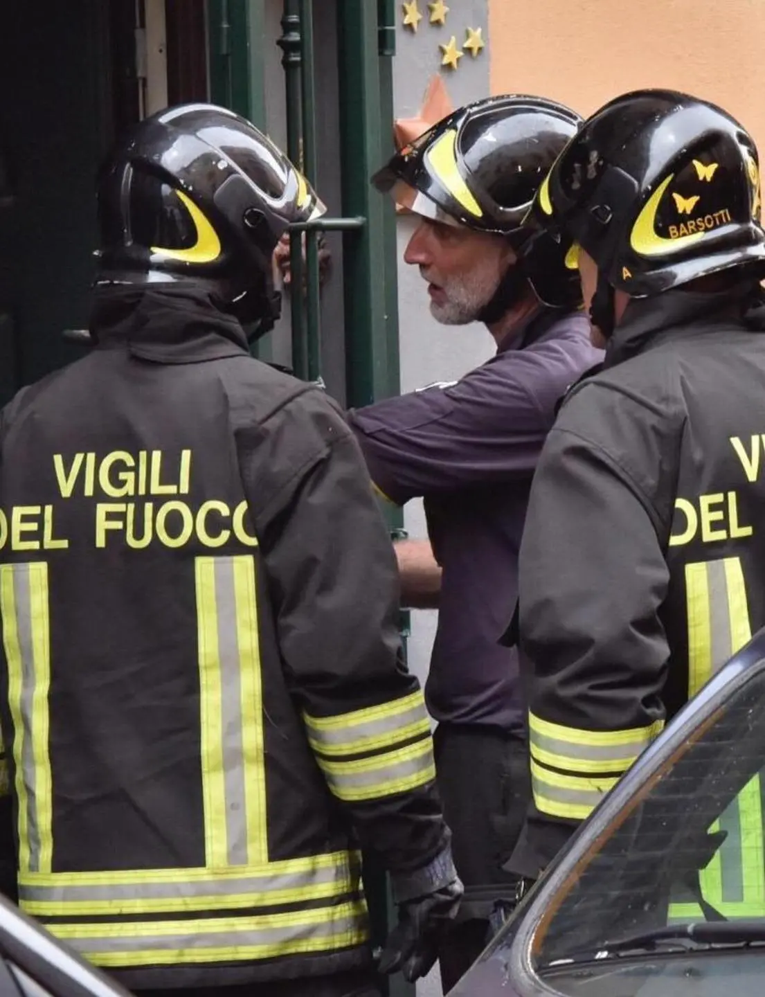 Danno fuoco alla porta di casa. Donna rimane intossicata