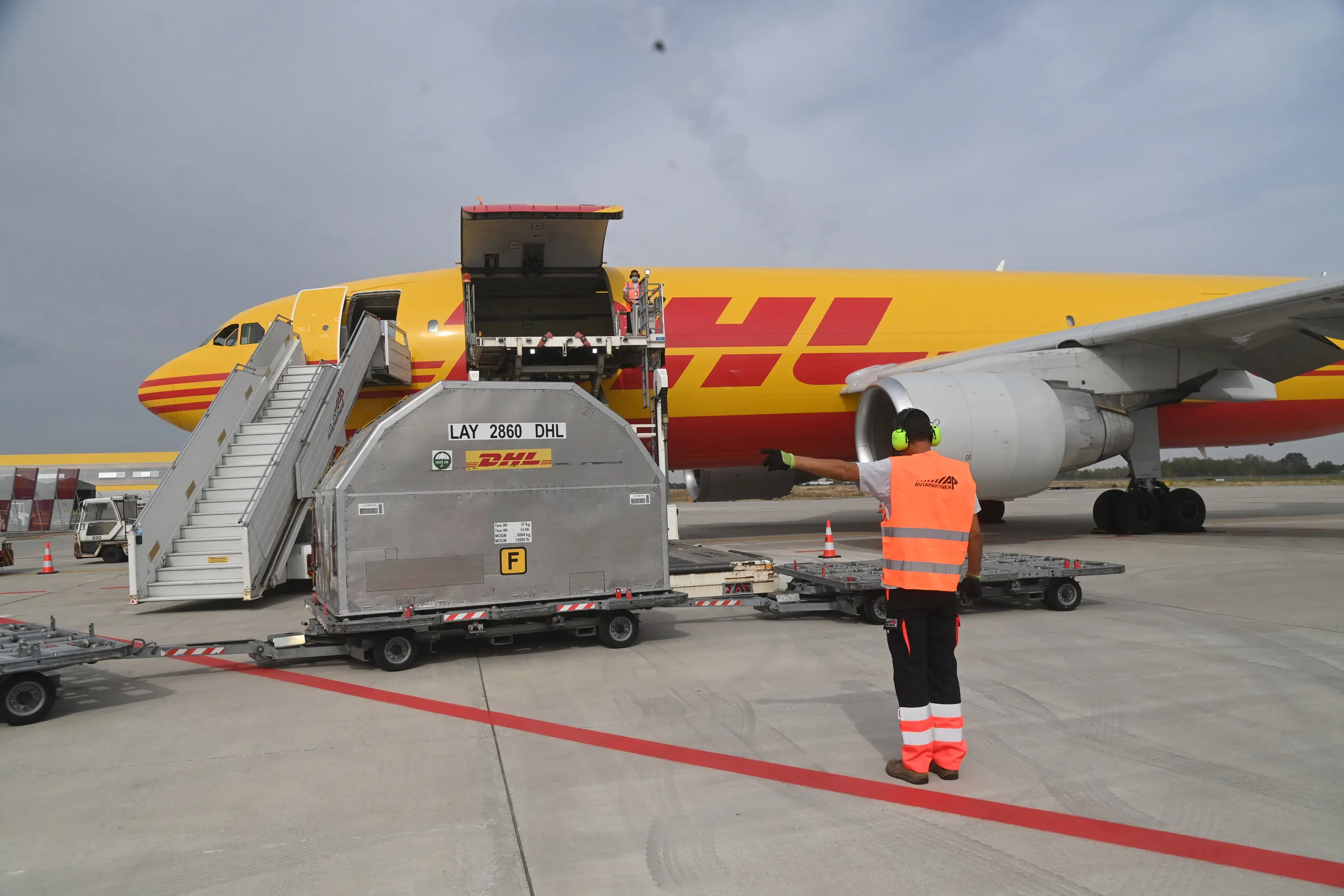 Nasce a Livorno il carburante ecosostenibile per gli aerei. Dhl avvia la sperimentazione