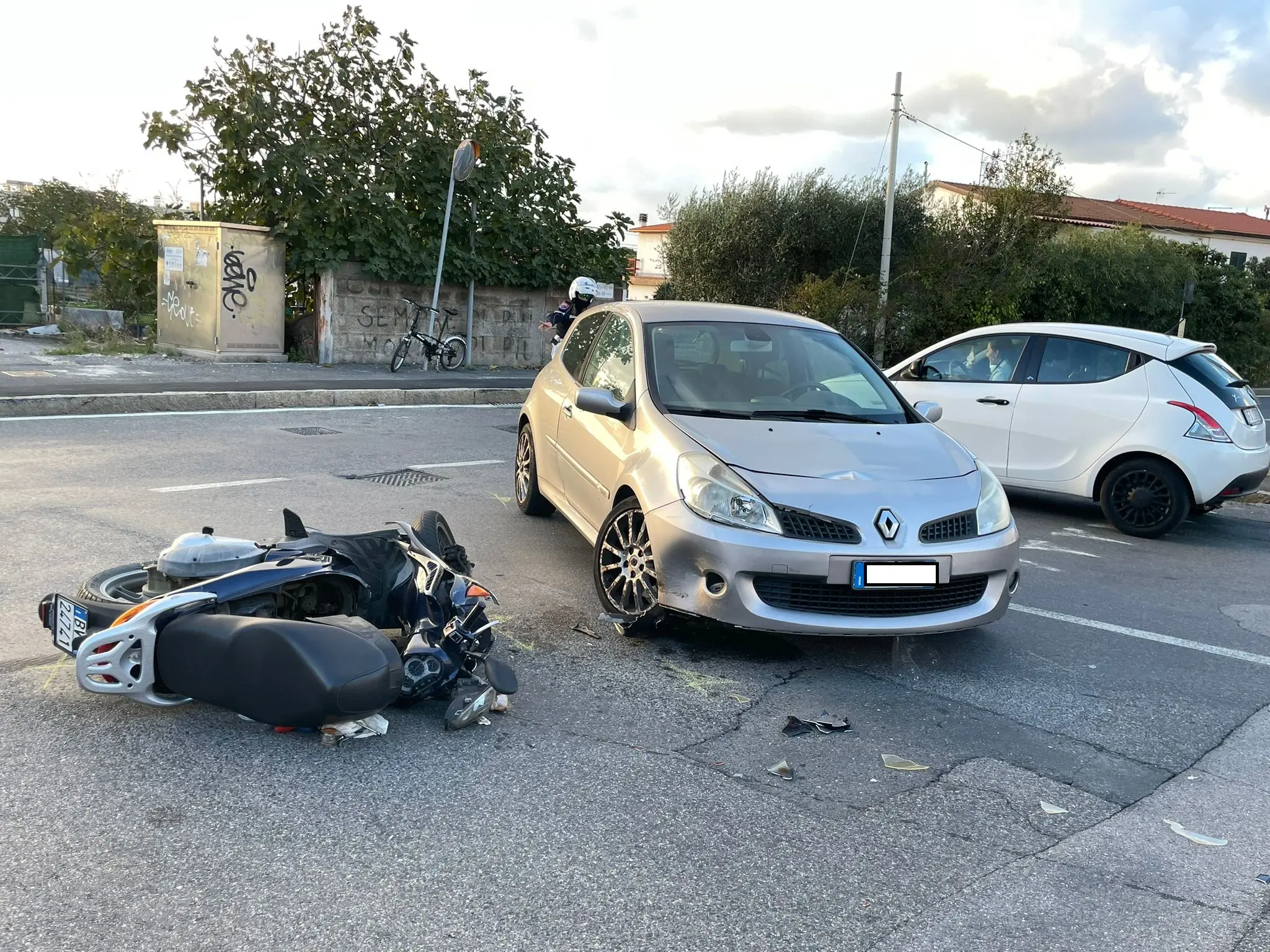 Incidente a Livorno, auto contro scooter in via Boccherini, un ferito