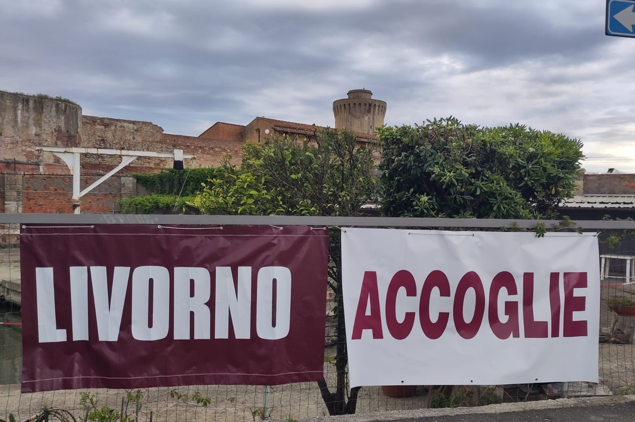 Striscione nei pressi del porto