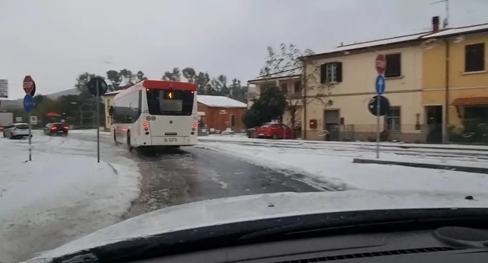 Grandinata record all'ingresso di Piombino