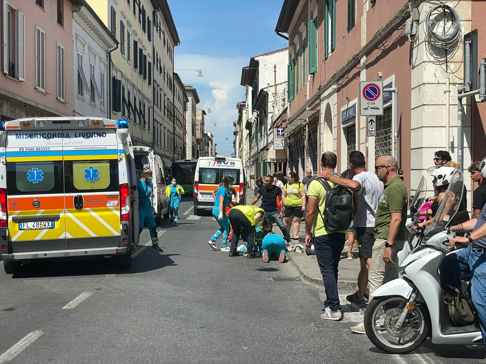 Incidente a Livorno, auto contro motorino in corso Amedeo