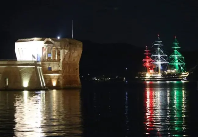 Isola d'Elba, la magia della Vespucci di notte nel golfo di Portoferraio / FOTO