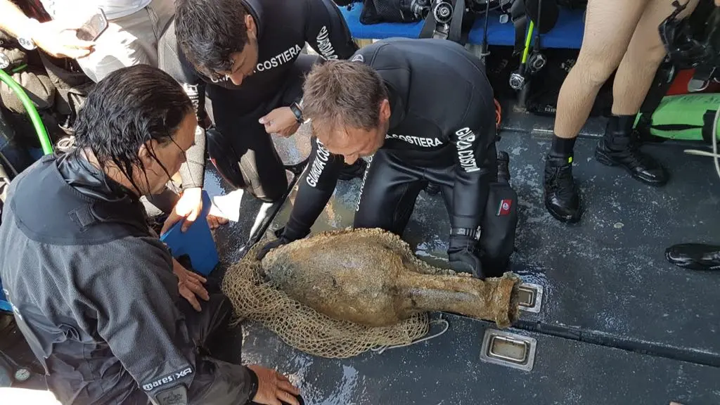 Isola d'Elba, recuperata dal fondale un'antica anfora