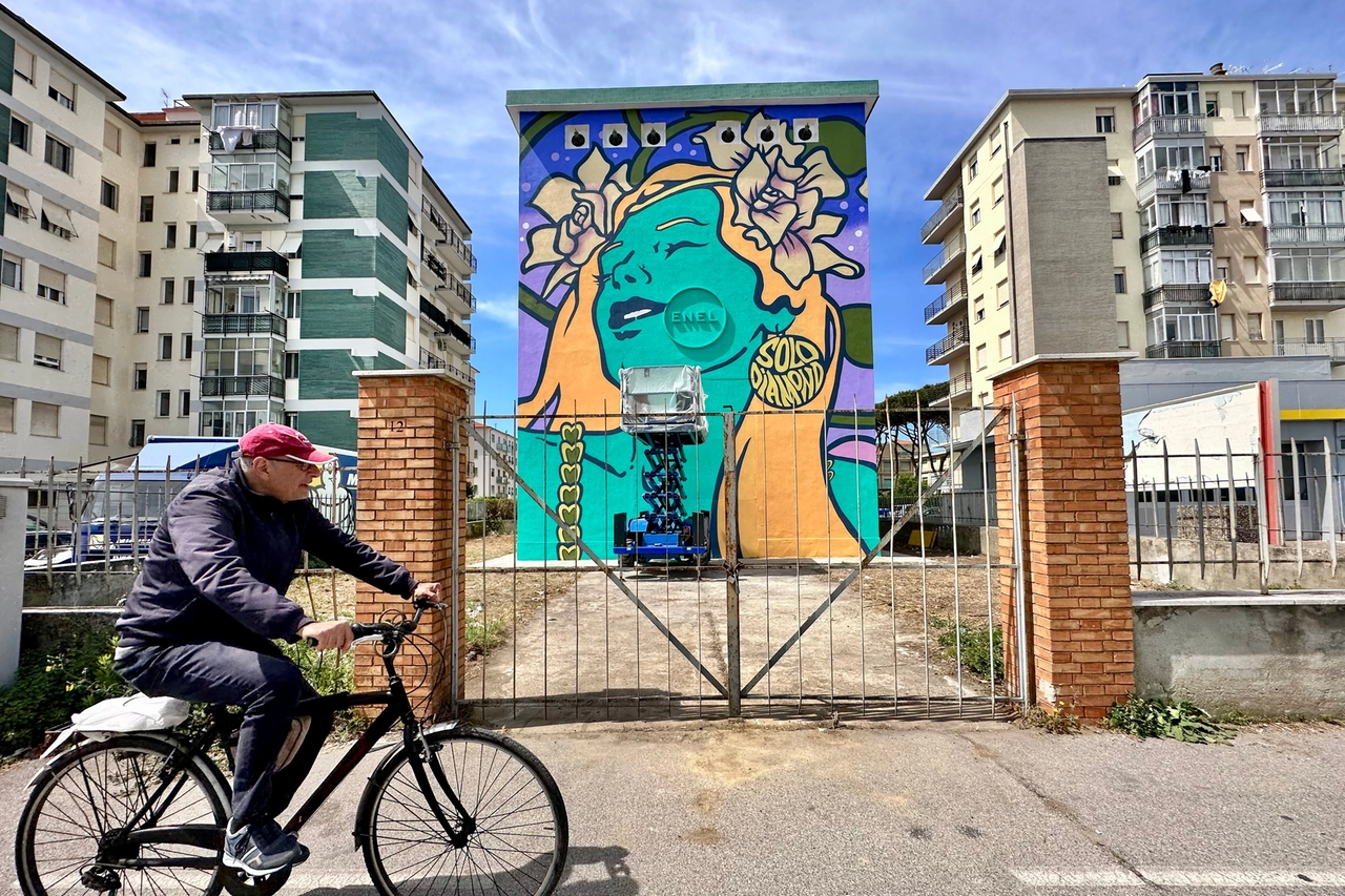 Il nuovo murale nel viale Boccaccio (Foto Novi)