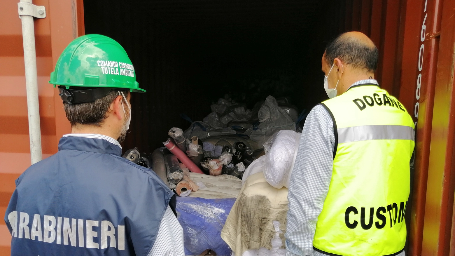 I rifiuti sequestrati al porto di Livorno