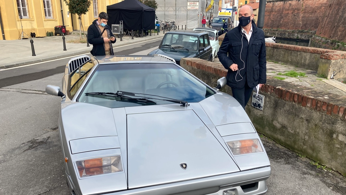 Il sindaco di Livorno, Salvetti, accanto alla nuova Lamborghini