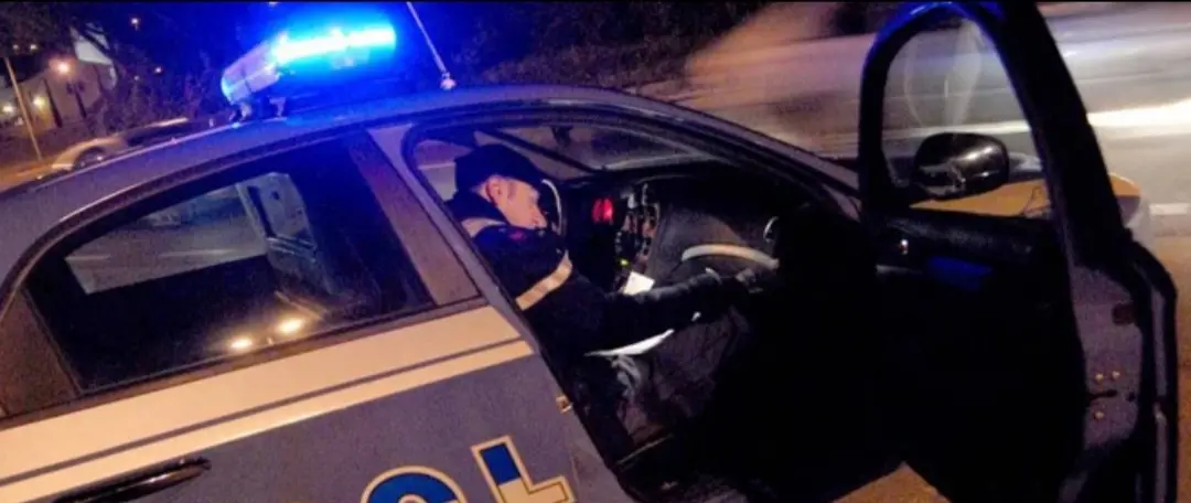 Livorno, prende a bastonate le auto in sosta: arrestato 39enne