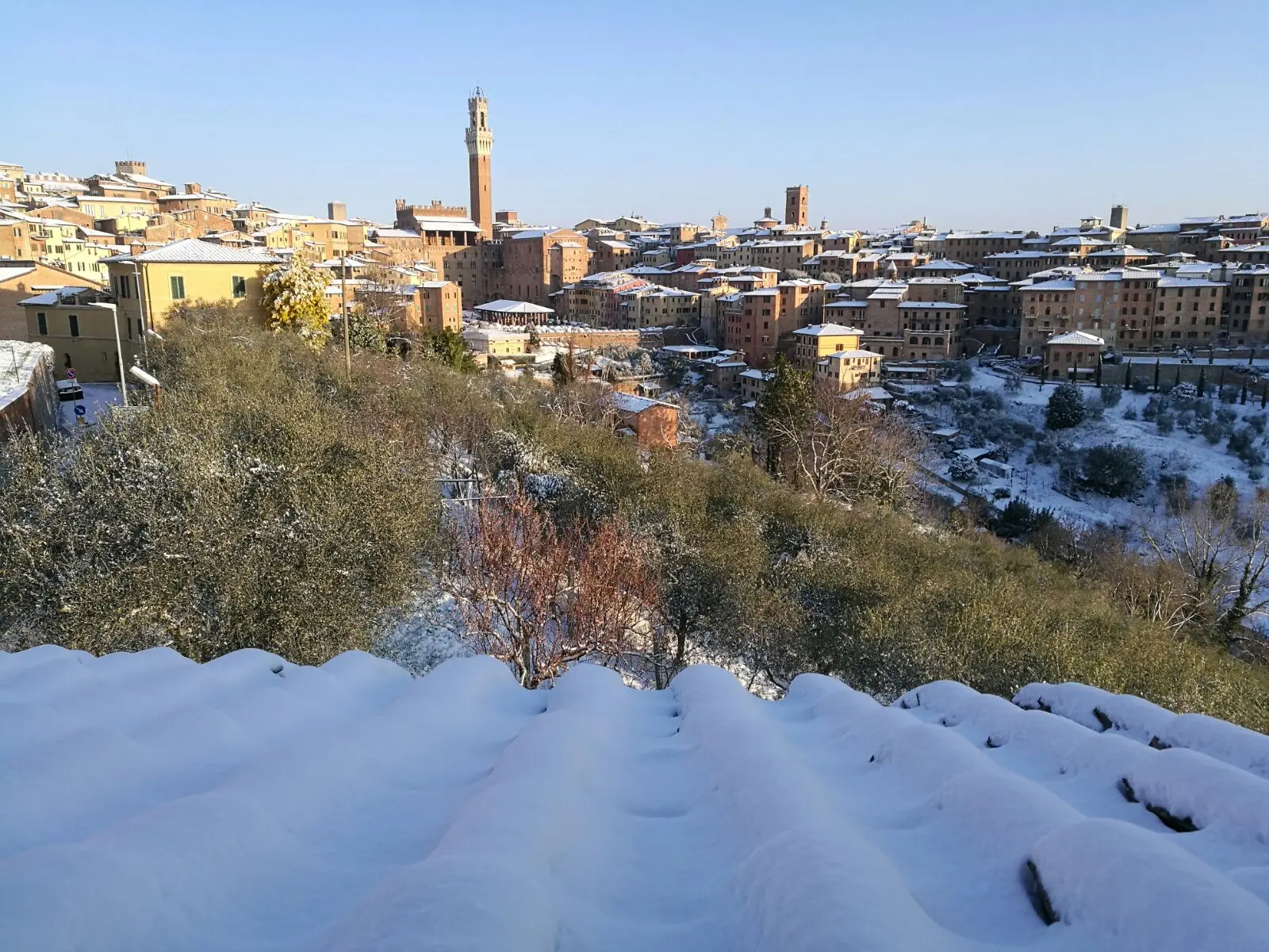 Neve e gelo, disagi per treni, auto e camion in Toscana. In montagna -17° / FOTO-VIDEO