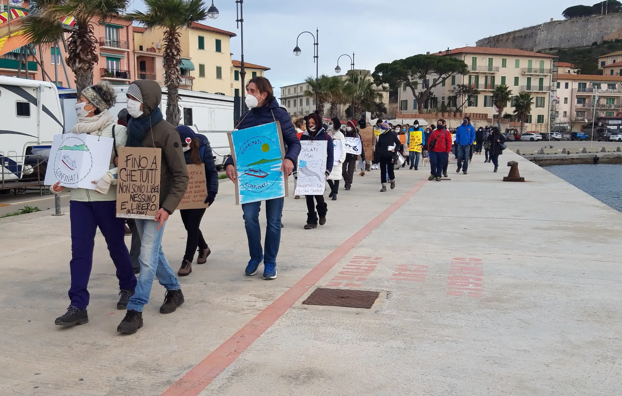 Sit In Del Comitato 'Libera Scelta Elba' In Piazza Marinai D'Italia