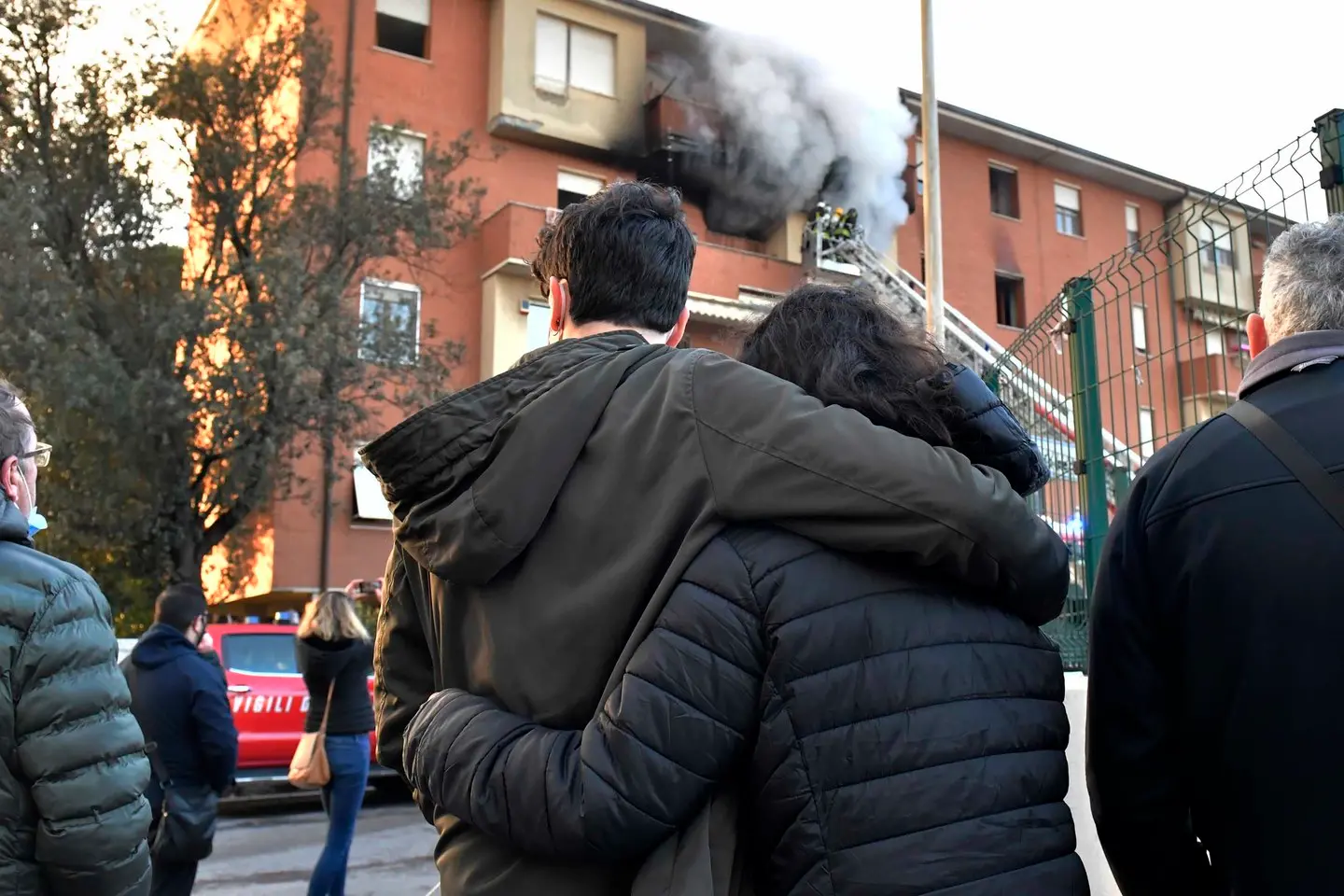 Livorno, incendio distrugge un appartamento. Salvi due anziani. Evacuato il palazzo