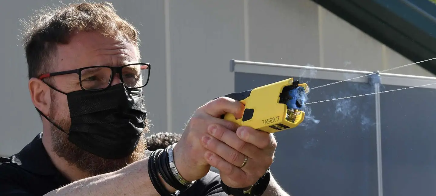 "Taser, un deterrente contro la violenza"