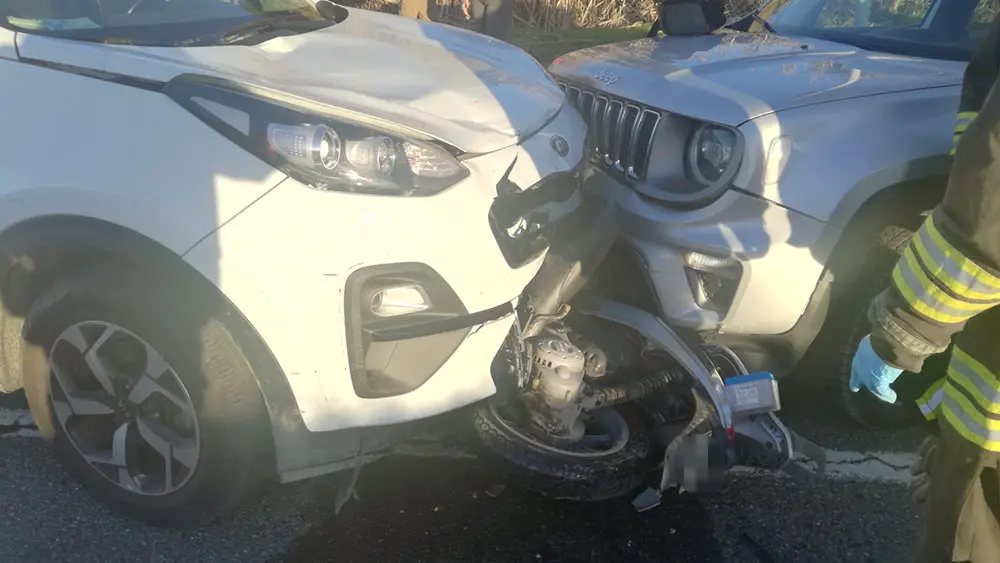 Incidente a Livorno, donna con lo scooter finisce tra due auto e muore