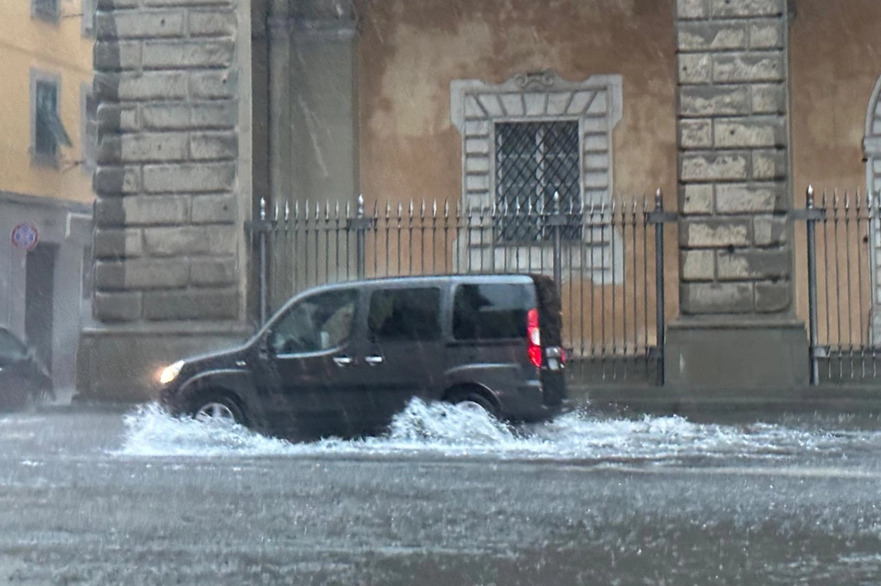 Maltempo a Livorno, piazza del Comune (Foto Alessio Novi)