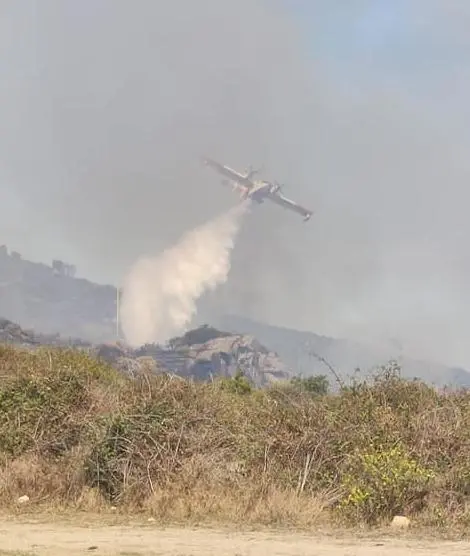 Gigantesco incendio, abitazioni evacuate