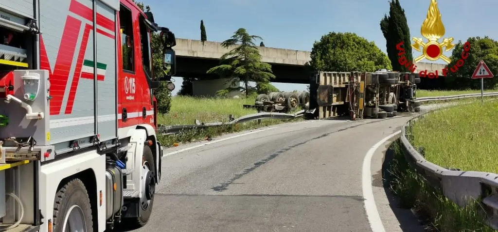 Camion si ribalta in FiPiLi, paura per il conducente