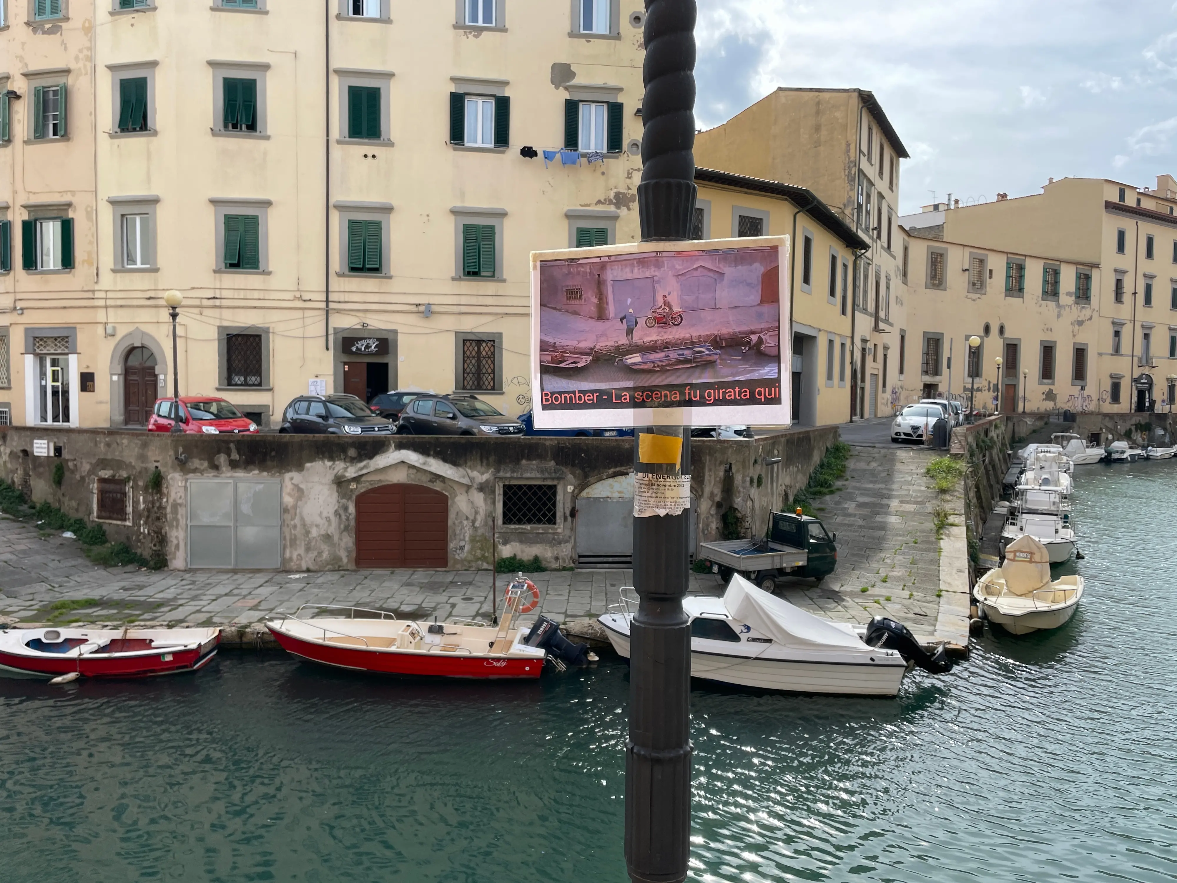 Livorno, set a cielo aperto: un cartello ricorda la scena di “Bomber”