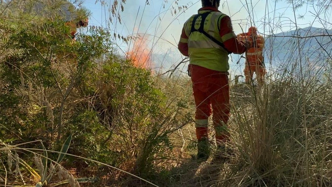 Maxi incendio all’Elba  Evacuati 700 turisti  "La corsa in auto  per sfuggire all’inferno"