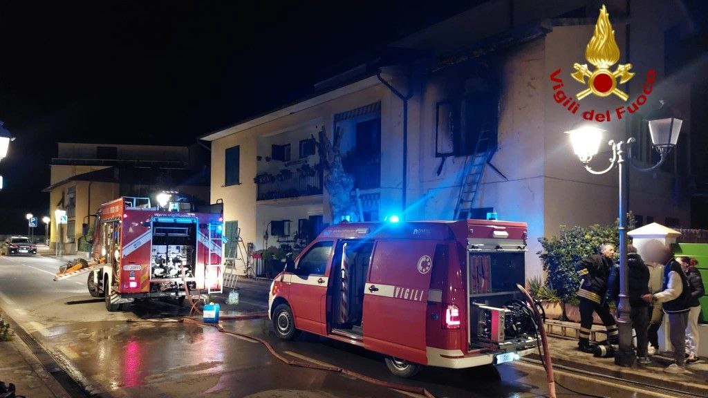 I vigili del fuoco e il palazzo danneggiato